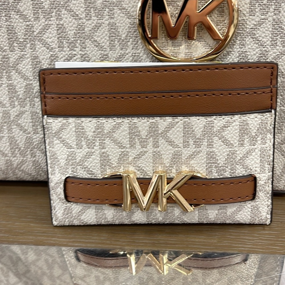 MICHAEL KORS Reed Large Card Holder Case Wallet
COLOR: Vanilla MK Signature